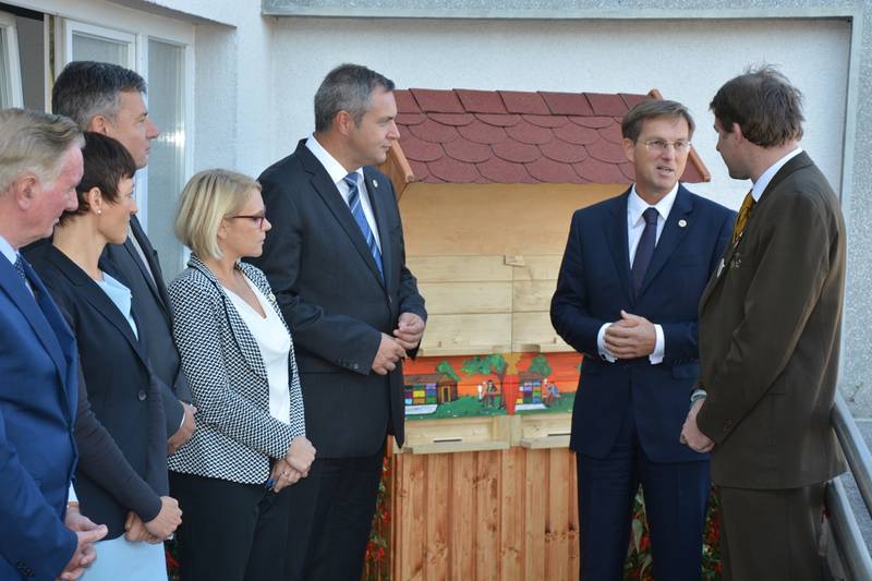 Vlada RS prejela čebelnjak: "Čebele so nosilec življenja"
