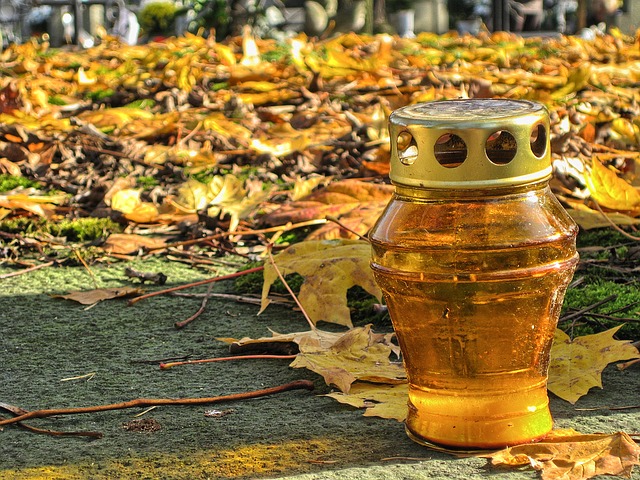 Odpadne nagrobne sveče se odlaga v posebne zabojnike