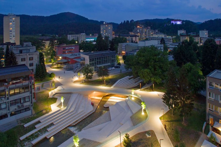 Živko Tadej Promenada aero, noč panorama