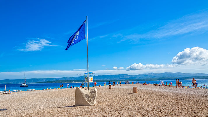 Modra zastava simbol za urejeno in varno plažo ali marino