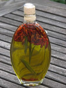 Tine od vsega začetka pripravlja aromatična olja z različnimi dodatki