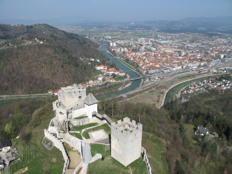 F004250-mesto_in_grad_z_zraka_2415_orig_jpg-photo-s