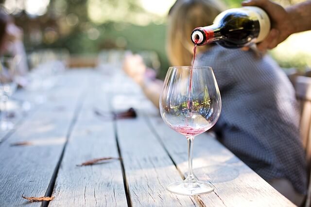 pouring-wine-1952051_640