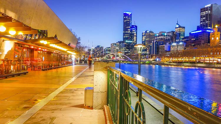 Melbourne je drugo največje mesto v Avstraliji in je bilo od leta 1901 do 1927 tudi glavno mesto.