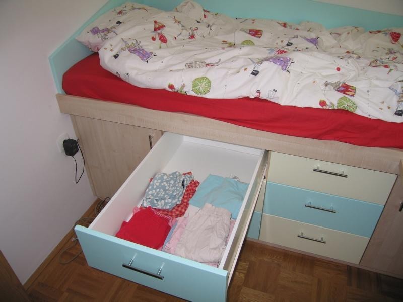 Otroške sobe po meri: vesele barve in kakovostni materiali