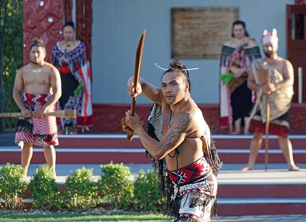 Maori, so domorodno ljudstvo Nove Zelandije, ki je poimenovalo hrib Taumata.