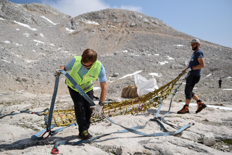 Triglavski ledenik in okolico Kredarice 'olajšali' za 380 kilogramov smeti