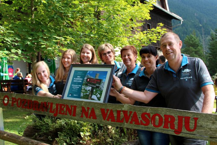 Oskrbniška ekipa Valvasorjevega doma z Alešem Štefetom na čelu (foto Manca Čujež)