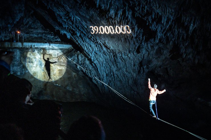 Postojnska jama ob 200. obletnici: 39-milijonti obiskovalec in prva vpisna knjiga