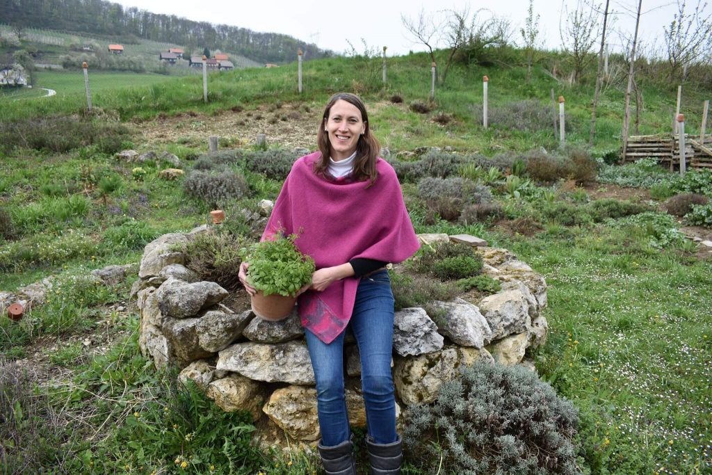 Katja Temnik se je po košarkarski karieri vrnila domov in prideluje zelišča